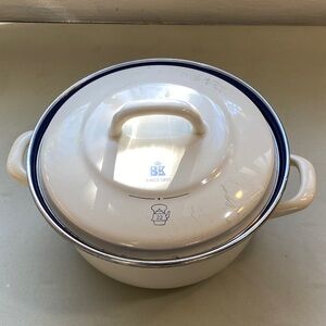 White Enamel Dutch Oven with Lid - White